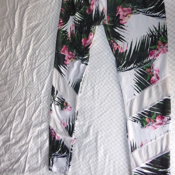 Fabletics Patterned Leggings - Picture 4 of 4